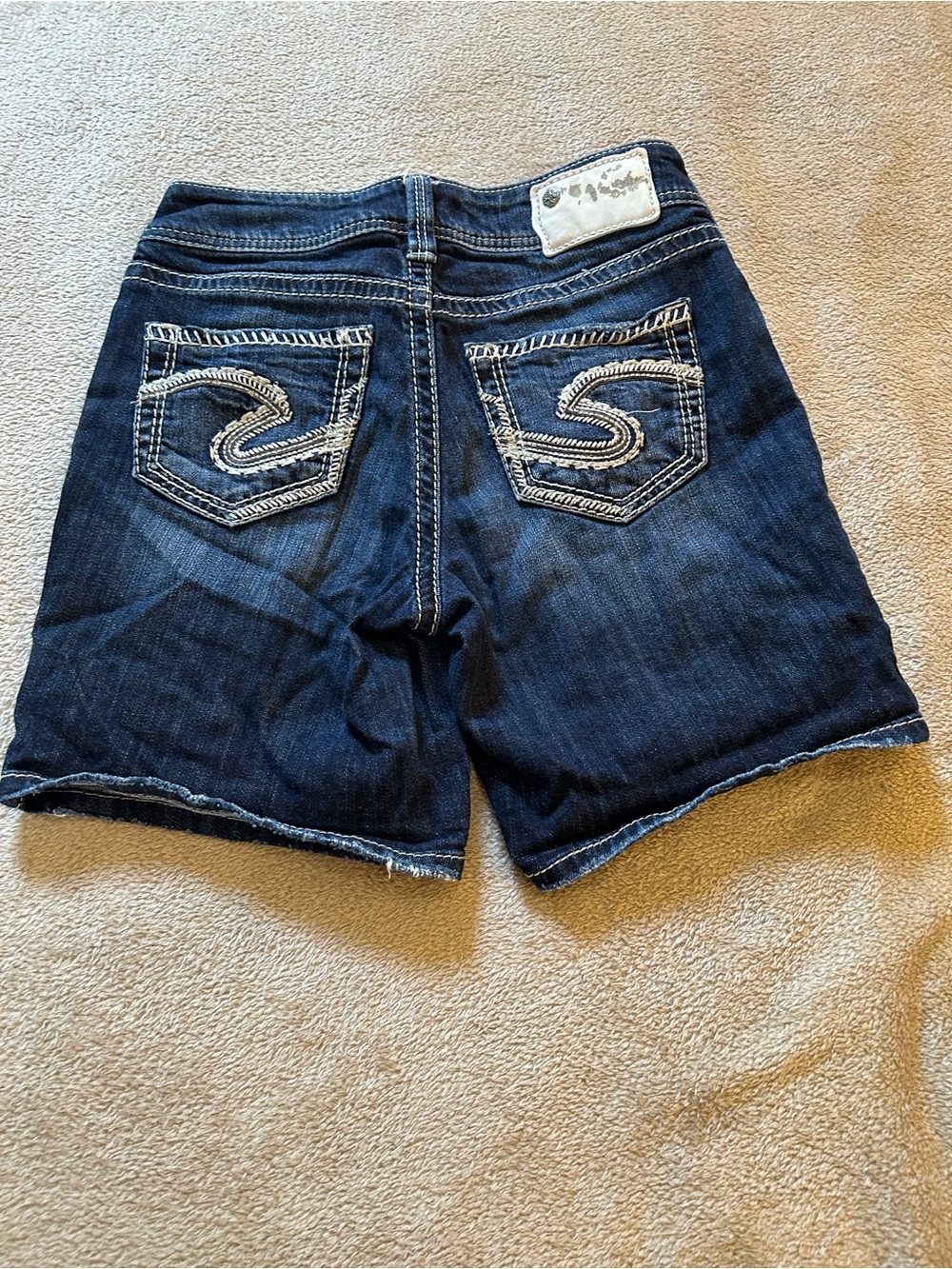 Silver Suki Dark Wash Embroidered Back-Pocket Denim Shorts - W26